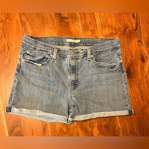 Womens Levi’s Mid Length Shorts- Size 33